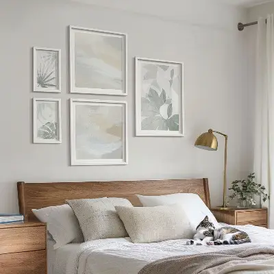 Conjunto de 5 quadros decorativos com motivos vegetais em tons de cinza e branco