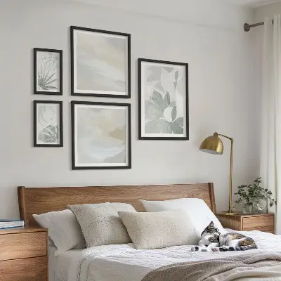 Conjunto de 5 quadros decorativos com motivos vegetais em tons de cinza e branco