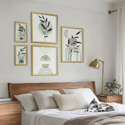 Conjunto de 5 quadros com moldura com estampas de plantas estilizadas