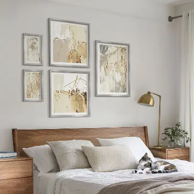 Galeria de parede com composições minimalistas abstratas
