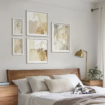 Galeria de parede com composições minimalistas abstratas