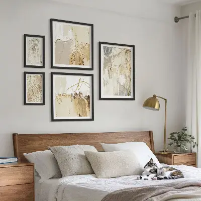 Galeria de parede com composições minimalistas abstratas