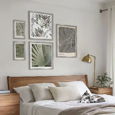 Galeria de parede com padrões minimalistas de plantas