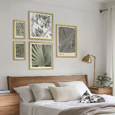 Galeria de parede com padrões minimalistas de plantas