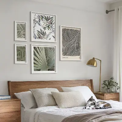 Galeria de parede com padrões minimalistas de plantas