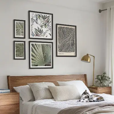Galeria de parede com padrões minimalistas de plantas