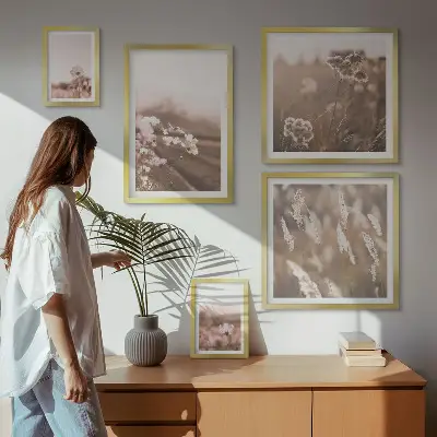 Conjunto de 5 quadros decorativos com motivos florais de natureza delicada