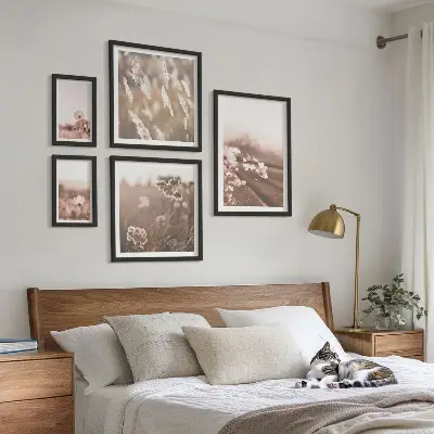 Conjunto de 5 quadros decorativos com motivos florais de natureza delicada