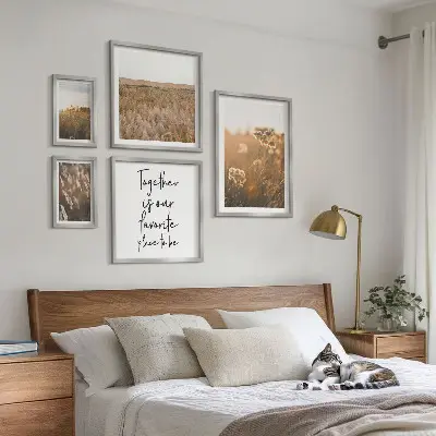 Galeria de parede com provérbios sobre paisagens naturais e flores