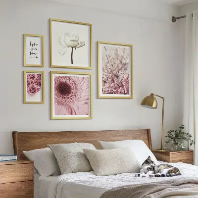 Conjunto de 5 quadros com moldura com detalhes florais românticos