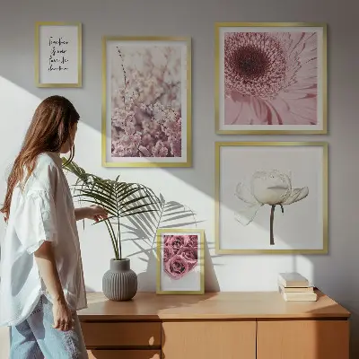 Conjunto de 5 quadros com moldura com detalhes florais românticos