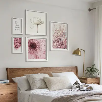 Conjunto de 5 quadros com moldura com detalhes florais românticos