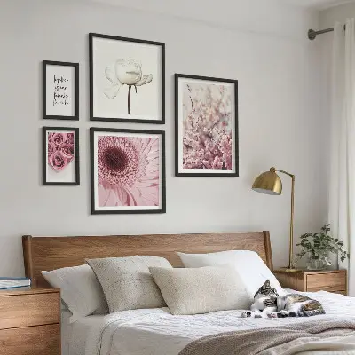 Conjunto de 5 quadros com moldura com detalhes florais românticos