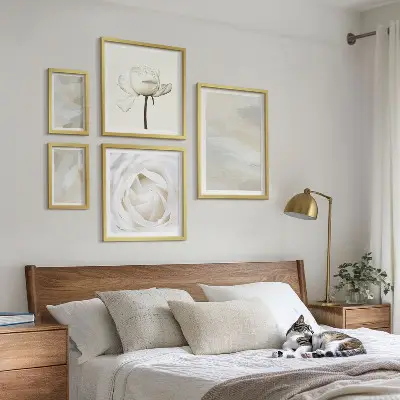 Galeria de quadros para parede com inspirações florais brancas