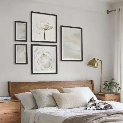Galeria de quadros para parede com inspirações florais brancas
