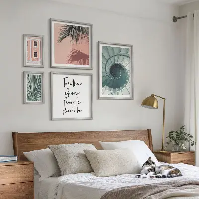 Conjunto de 5 quadros decorativos com estampas de interiores geométricos elegantes