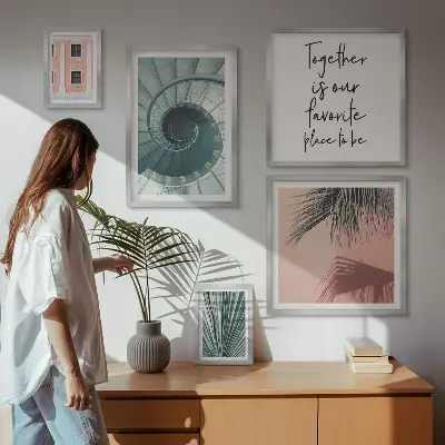 Conjunto de 5 quadros decorativos com estampas de interiores geométricos elegantes