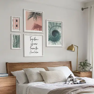 Conjunto de 5 quadros decorativos com estampas de interiores geométricos elegantes