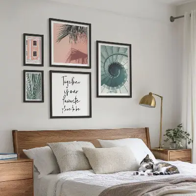 Conjunto de 5 quadros decorativos com estampas de interiores geométricos elegantes
