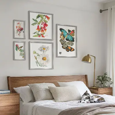 Conjunto de 5 quadros decorativos com ilustrações vintage de flores, borboletas e pássaros