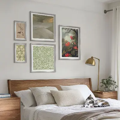 Galeria de parede com estampas de flores, pássaros e motivos naturais