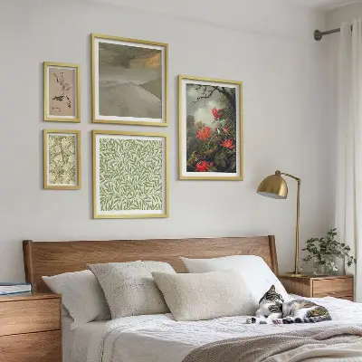 Galeria de parede com estampas de flores, pássaros e motivos naturais