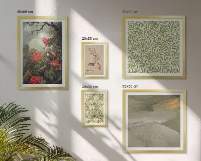 Galeria de parede com estampas de flores, pássaros e motivos naturais