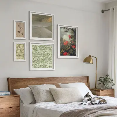 Galeria de parede com estampas de flores, pássaros e motivos naturais