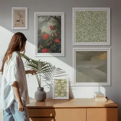 Galeria de parede com estampas de flores, pássaros e motivos naturais