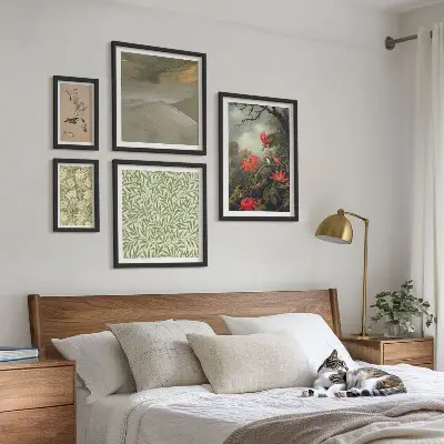 Galeria de parede com estampas de flores, pássaros e motivos naturais