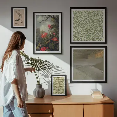 Galeria de parede com estampas de flores, pássaros e motivos naturais