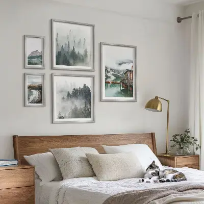 Conjunto de 5 quadros com moldura com temática de paisagens montanhosas, chalés e água