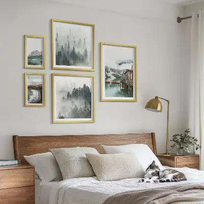 Conjunto de 5 quadros com moldura com temática de paisagens montanhosas, chalés e água