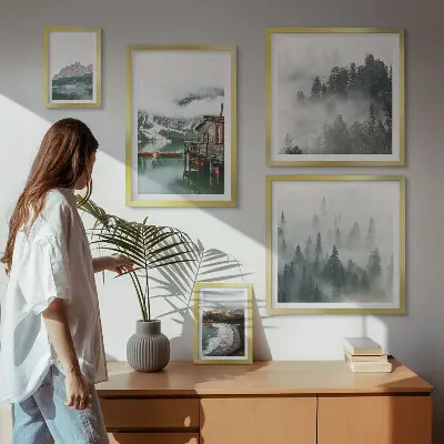 Conjunto de 5 quadros com moldura com temática de paisagens montanhosas, chalés e água
