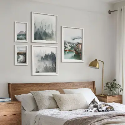 Conjunto de 5 quadros com moldura com temática de paisagens montanhosas, chalés e água