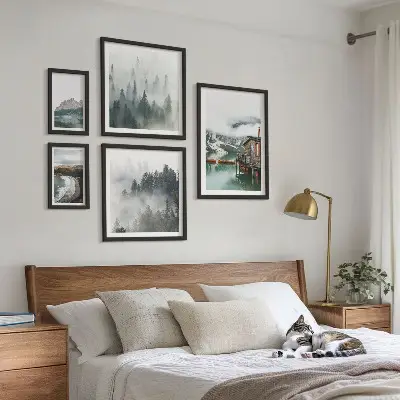 Conjunto de 5 quadros com moldura com temática de paisagens montanhosas, chalés e água
