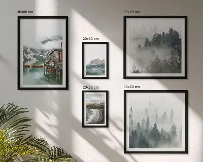 Conjunto de 5 quadros com moldura com temática de paisagens montanhosas, chalés e água