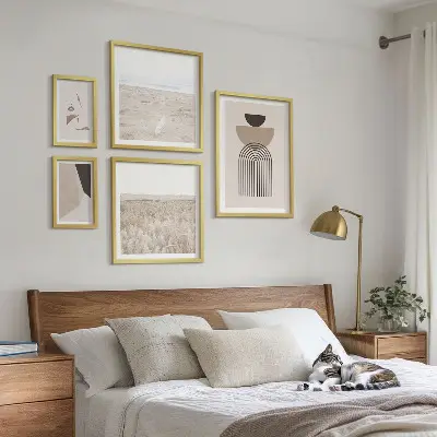 Galeria de parede com paisagens abstratas elegantes
