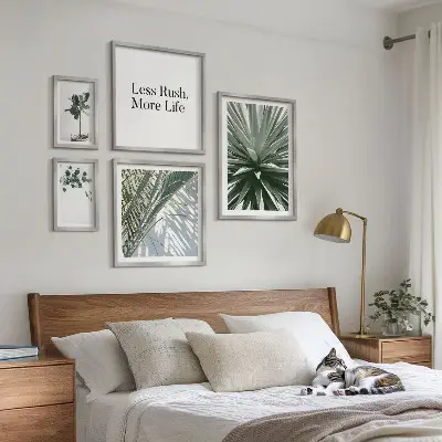 Galeria de parede com decoração moderna de folhas verdes