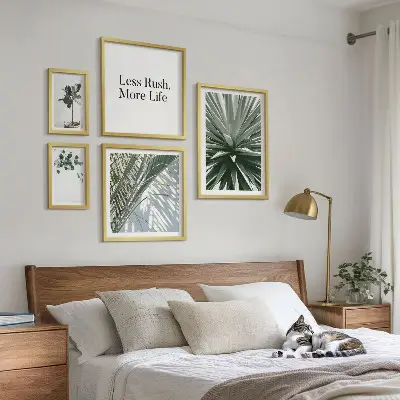Galeria de parede com decoração moderna de folhas verdes