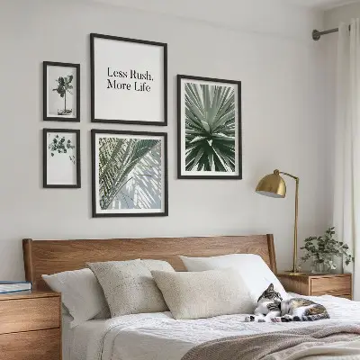 Galeria de parede com decoração moderna de folhas verdes