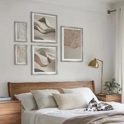 Conjunto de 5 quadros decorativos com padrões abstratos em tons de bege