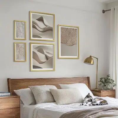 Conjunto de 5 quadros decorativos com padrões abstratos em tons de bege