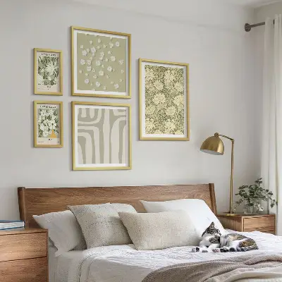 Galeria de parede com estampa de planta boho e flores