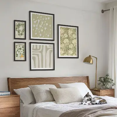 Galeria de parede com estampa de planta boho e flores