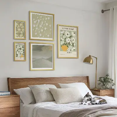 Conjunto de 5 quadros com moldura com motivos florais urbanos