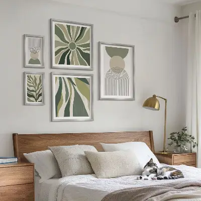Galeria de quadros para parede com estampas de abstrações elegantes e vegetação