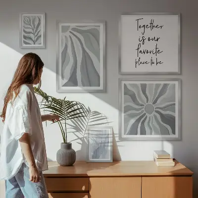 Galeria de parede com padrões abstratos em cinza e branco