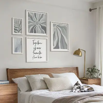 Galeria de parede com padrões abstratos em cinza e branco