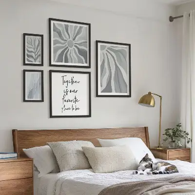 Galeria de parede com padrões abstratos em cinza e branco